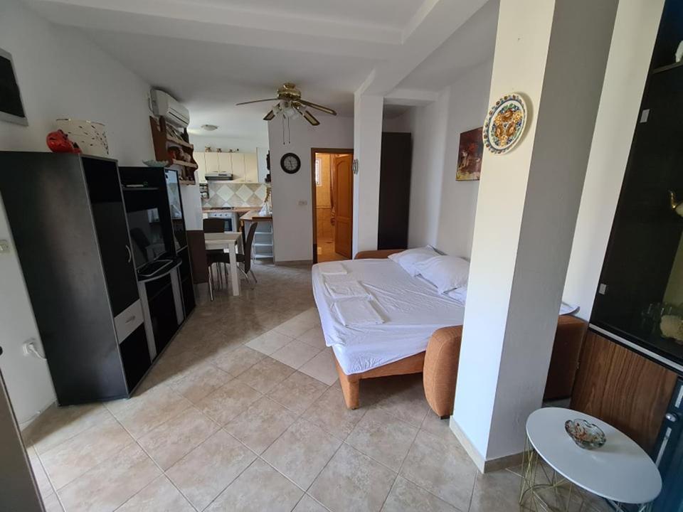 Jela Apartma Metajna