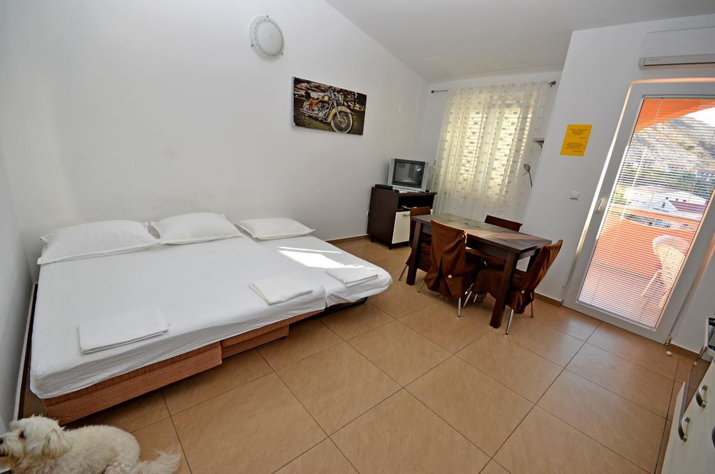 Jela Apartma Metajna