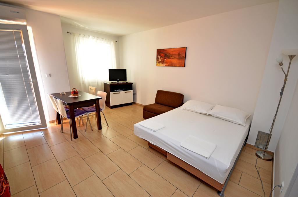 Jela Apartma Metajna