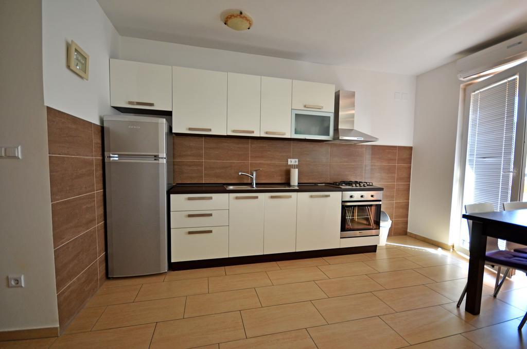 Jela Apartma Metajna
