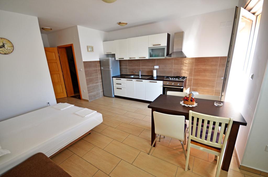 Apartma Jela *